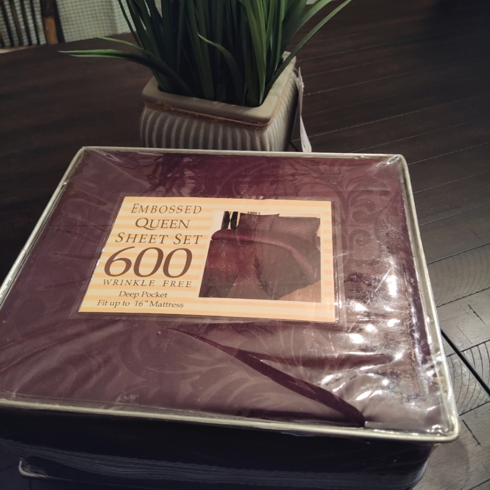 Deep Burgundy 600 Count Embossed Queen Sheet Set